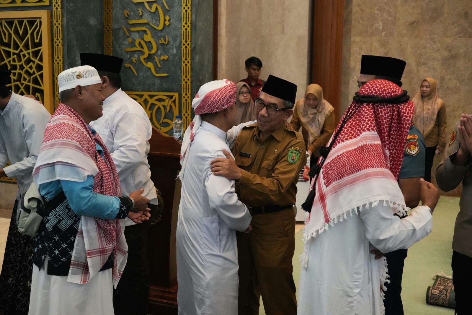 Tangis Haru di Al Faruq, Ardiansyah Sambut Kepulangan Jemaah Haji Kutim