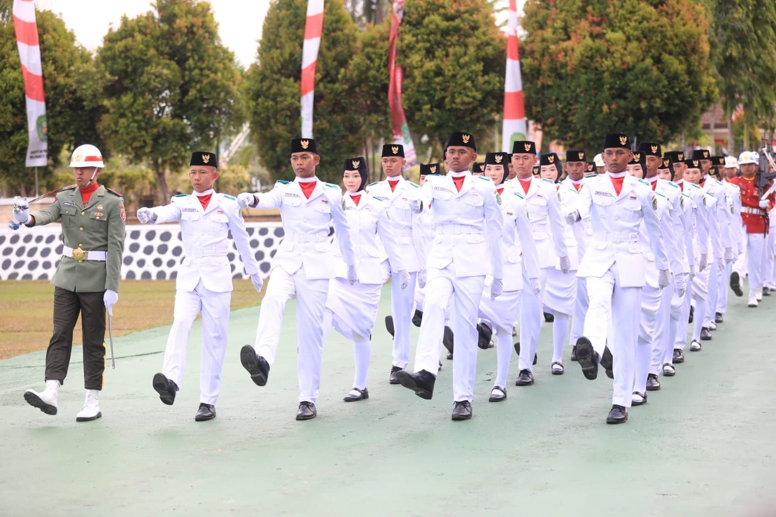 Upacara Penurunan Bendera HUT ke-81 RI di Kutim Berjalan Khidmat dan Sukses