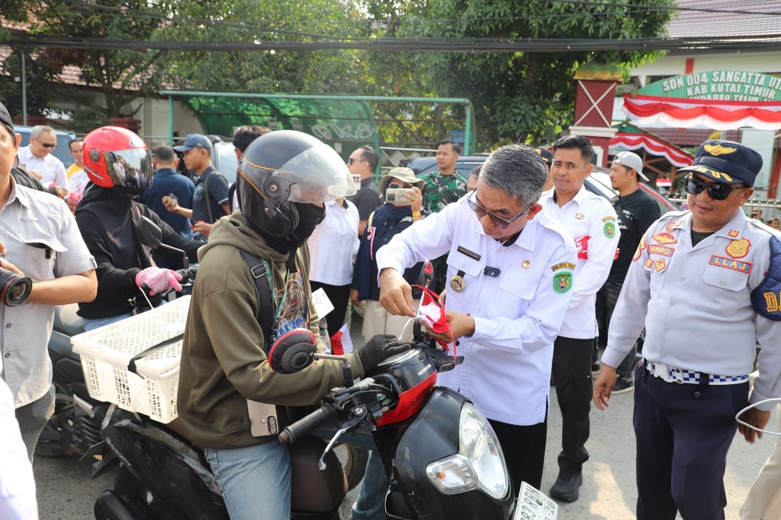 Saat Bupati Kutim "Cegat" Pengendara di Lampu Merah Demi Sang Merah Putih