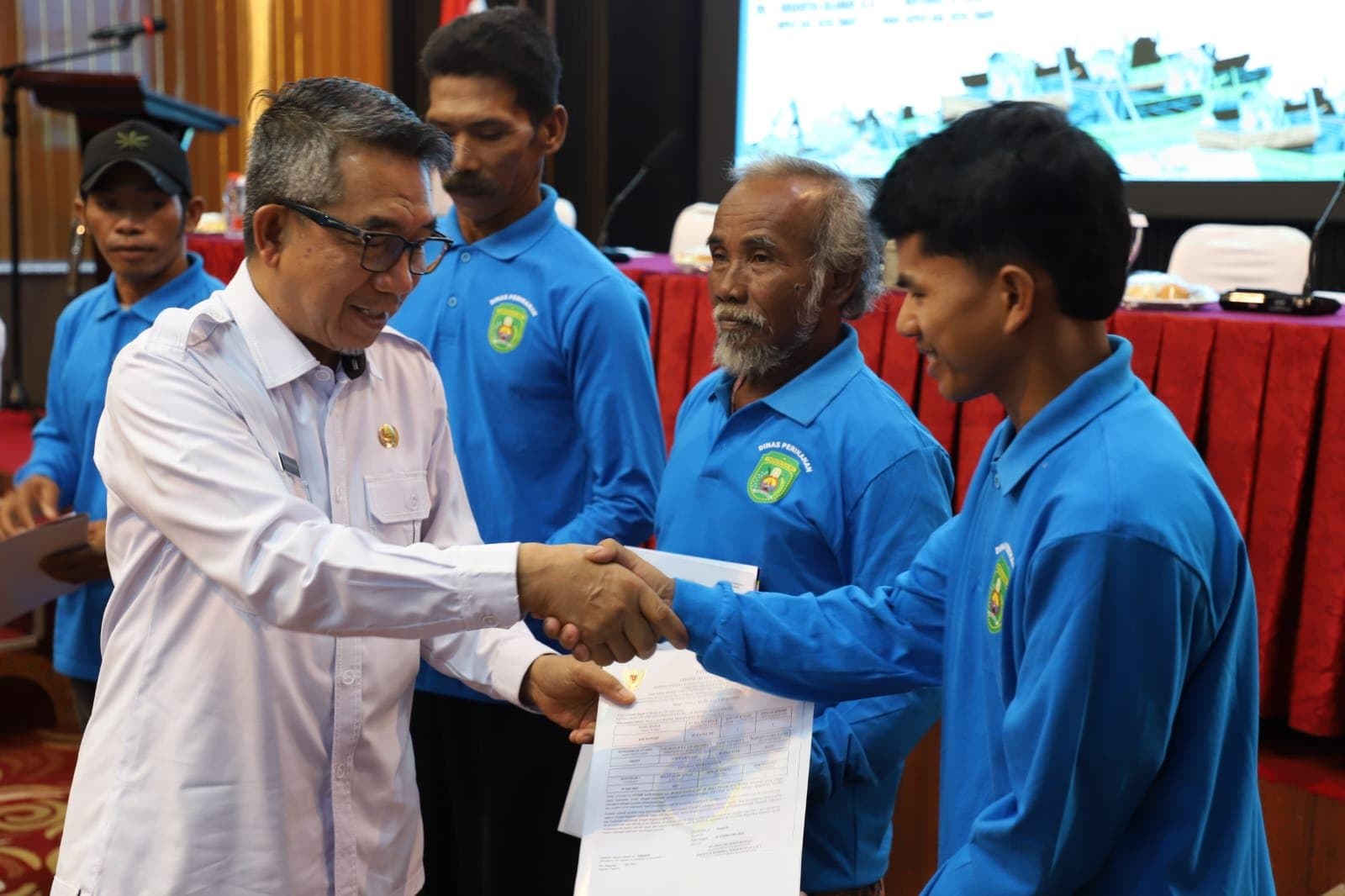 Beri Kepastian Hukum, Pemkab Kutim Serahkan 547 Dokumen e-Pas Kecil ke Nelayan