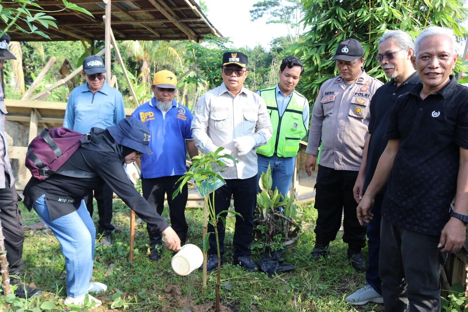 Diapresiasi Pemkab, Ratusan Bibit Tanaman dari PAMA Hijaukan Teluk Rawa