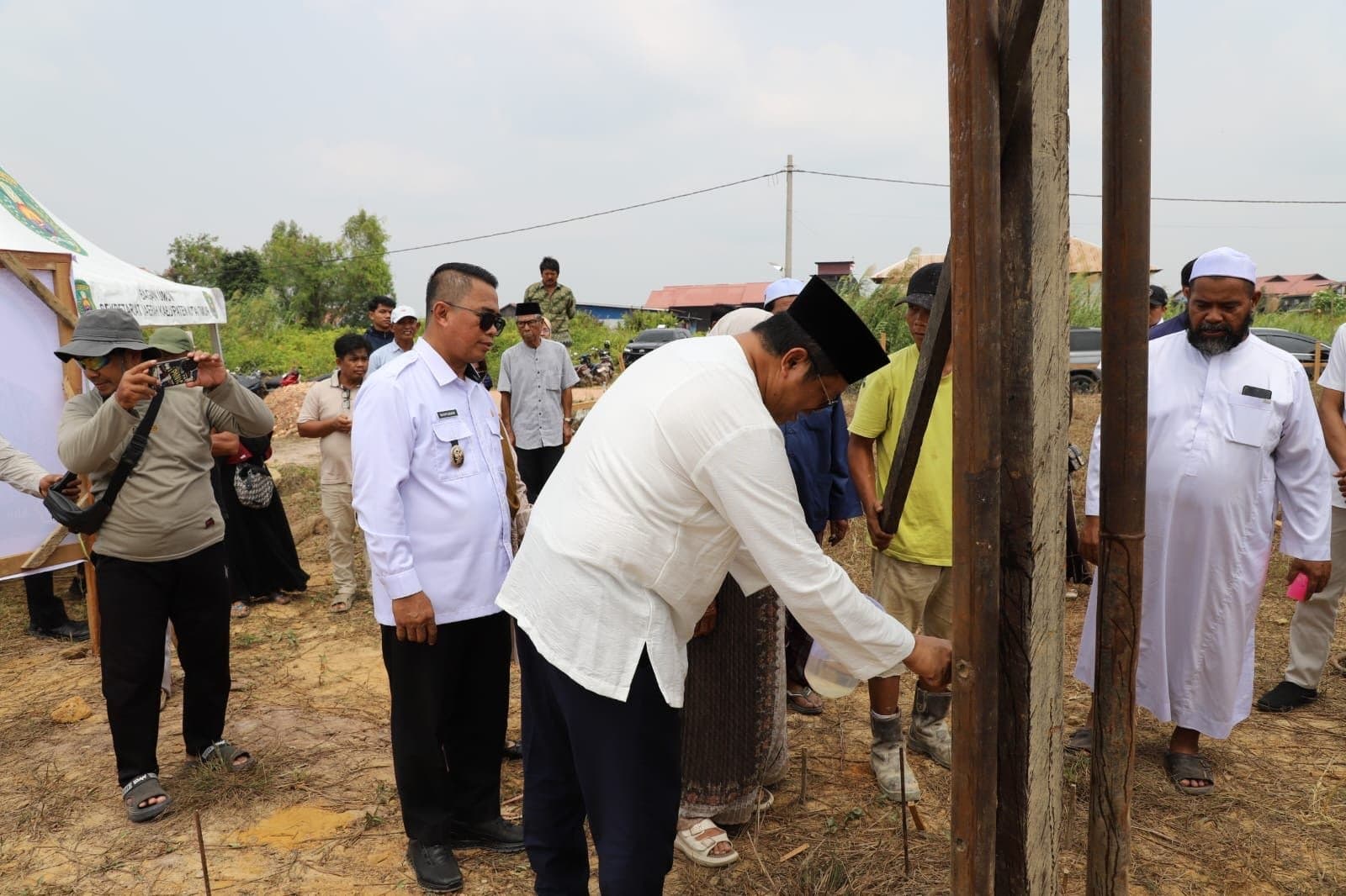 Mahyunadi Pancangkan Tiang Pertama Masjid Al Mansyur, Mahyudin Donasi Rp1 Miliar