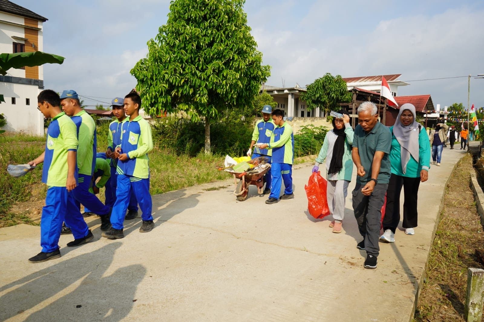Aksi Jumat Bersih di Sangatta Utara, Kolaborasi Lintas Sektor Bersihkan Lingkungan