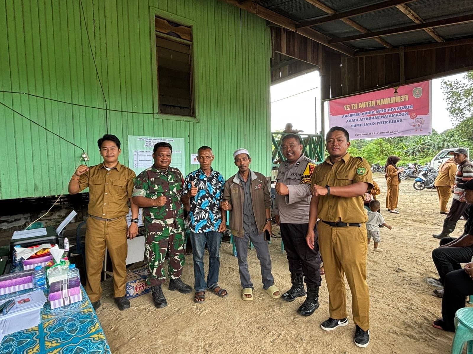 Sinergi TNI-Polri Kawal Demokrasi, Pemilihan Ketua RT 27 Singa Gembara Kondusif
