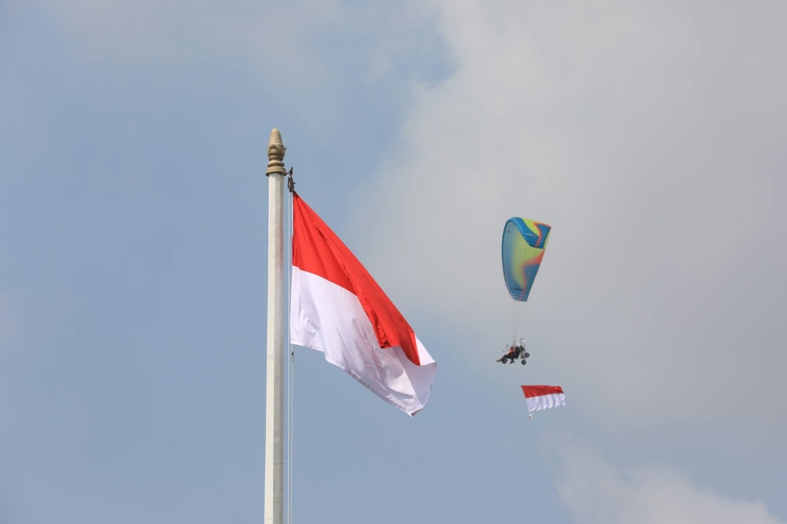 Langit Sangatta Membara, Aksi Spektakuler Paramotor FASI Kutim Warnai HUT ke-81 RI