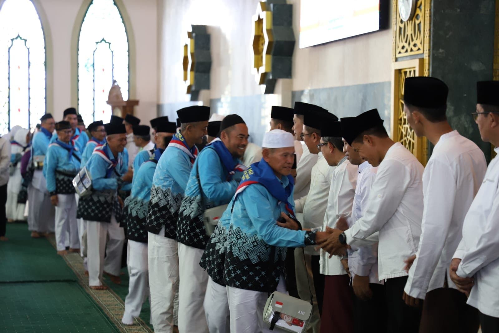 Dilepas Bupati, 170 Calhaj Kutim Bertolak ke Embarkasi Sebelum ke Tanah Suci
