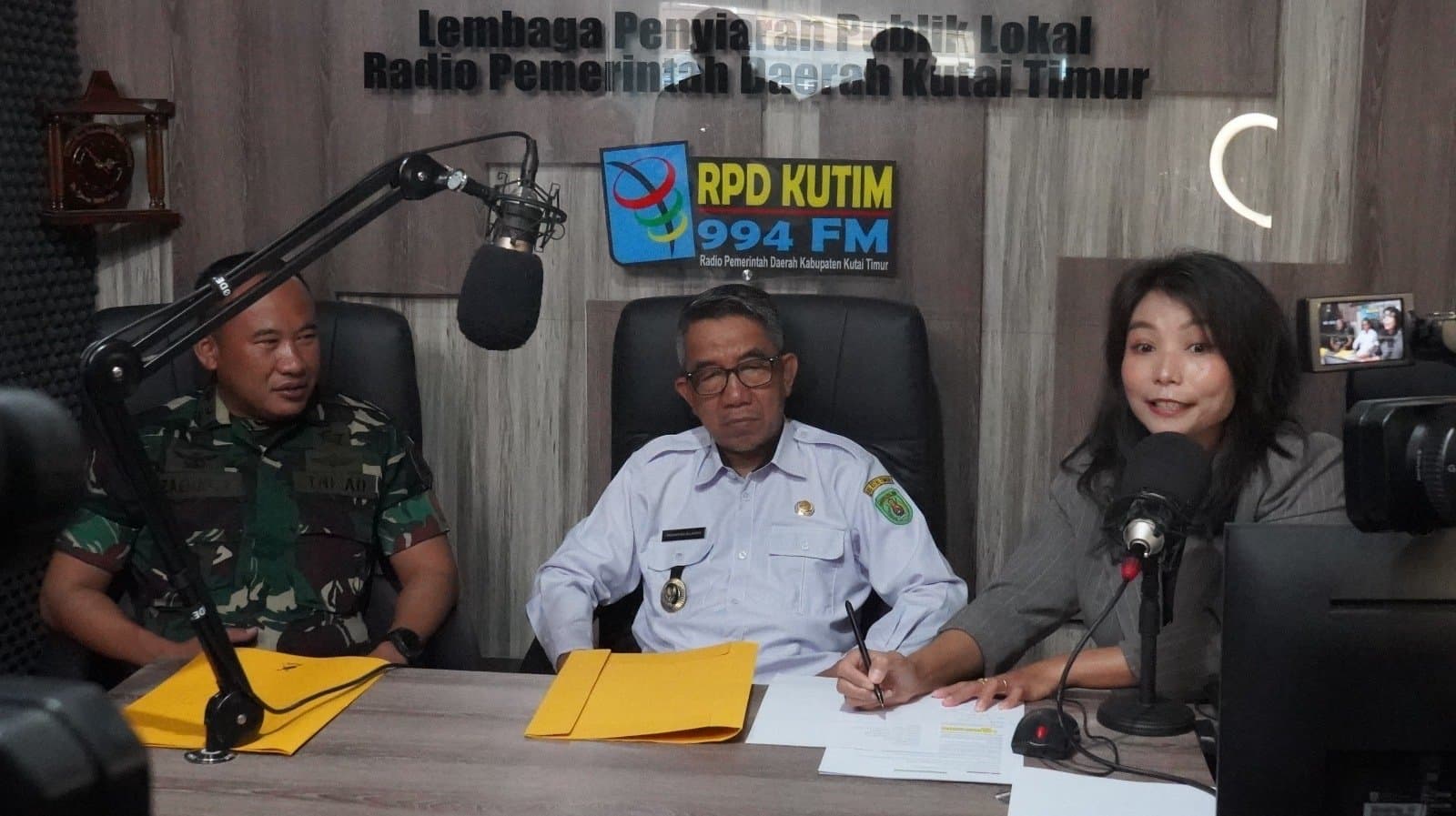 Bupati Kutim dan Dandim 0909/KTM "On Air" di RPD Kutim, Jabarkan Sinergi Membangun Desa 