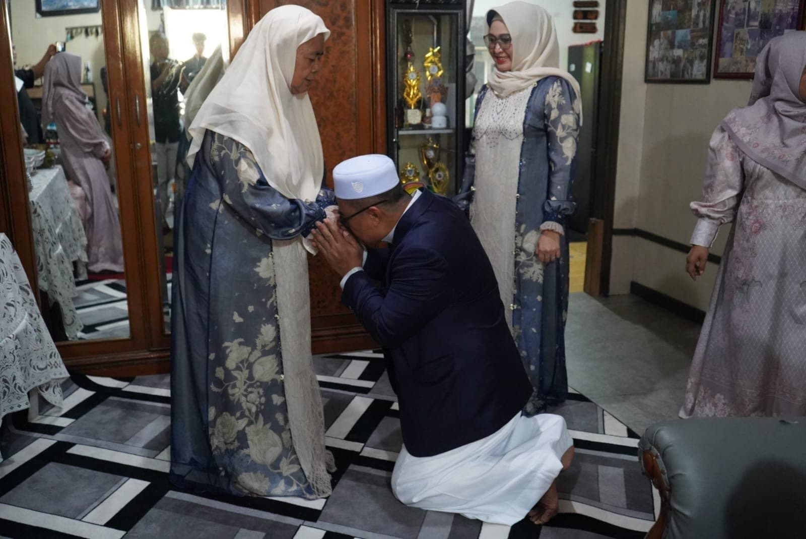 Mahyunadi Berdoa di Pusara Ayah Tercinta, Jejak Bakti di Hari Fitri