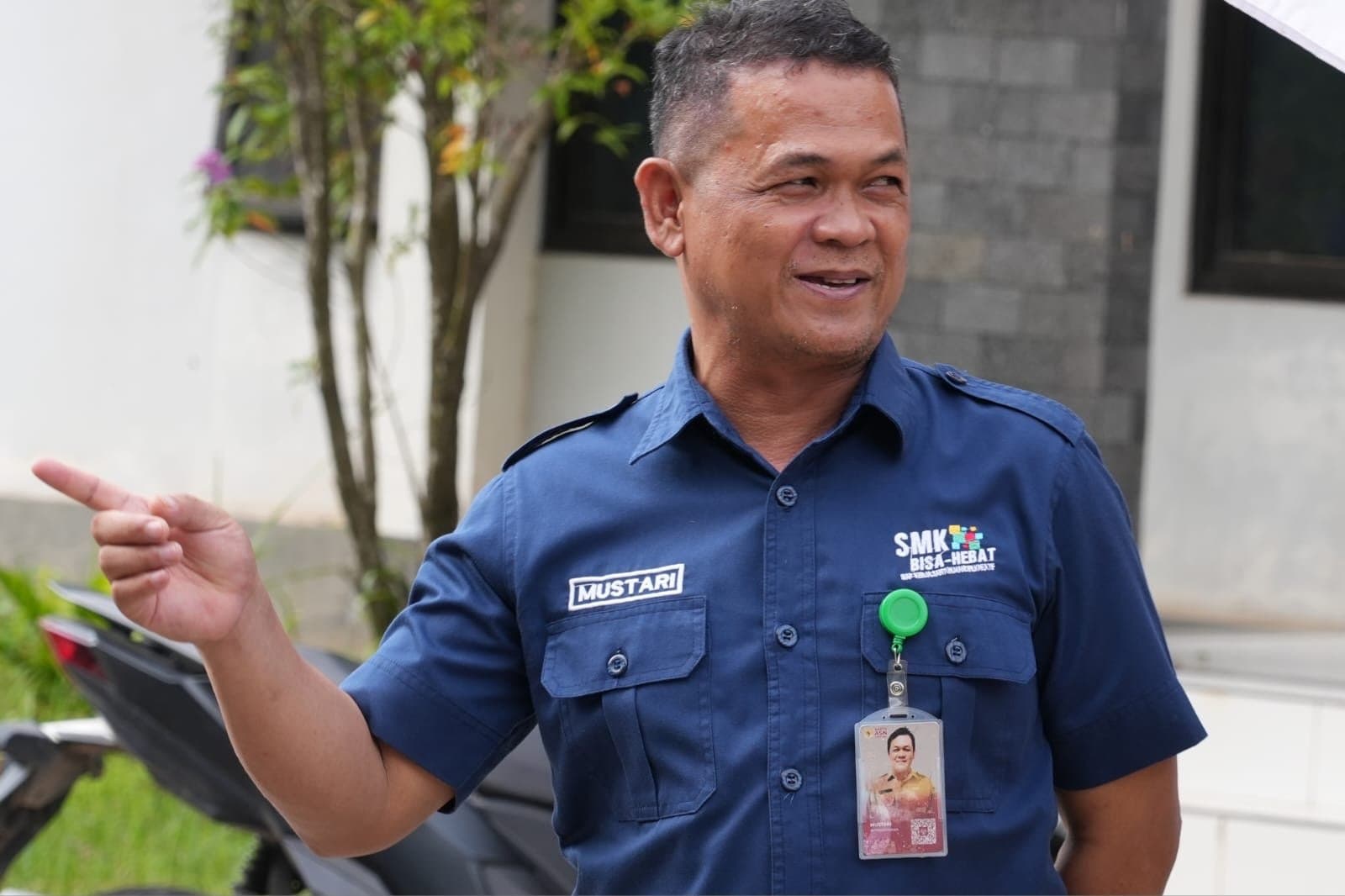 Mustari Tegaskan Seragam SMKN-2 Sangatta Utara Tak Ada Kenaikan Biaya 