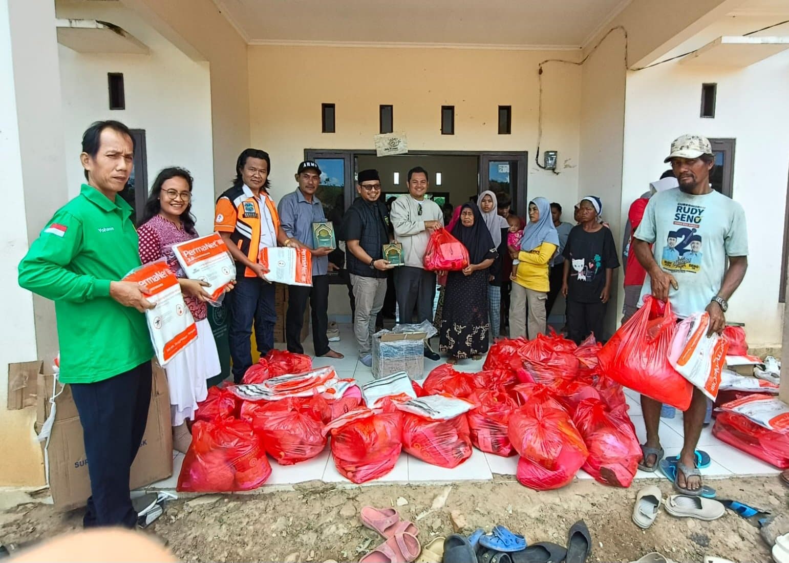 RK-1 Salurkan 100 Paket Sembako untuk Warga TPA hingga Panti Jompo