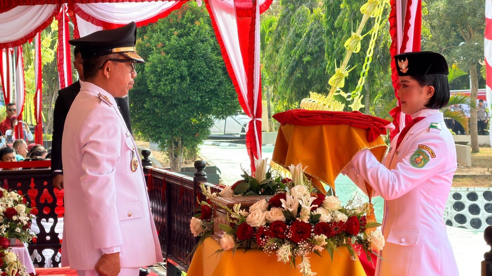 Putri Terbaik Kombeng untuk Merah Putih, Harnawati Jalankan Tugas Membawa Bendera