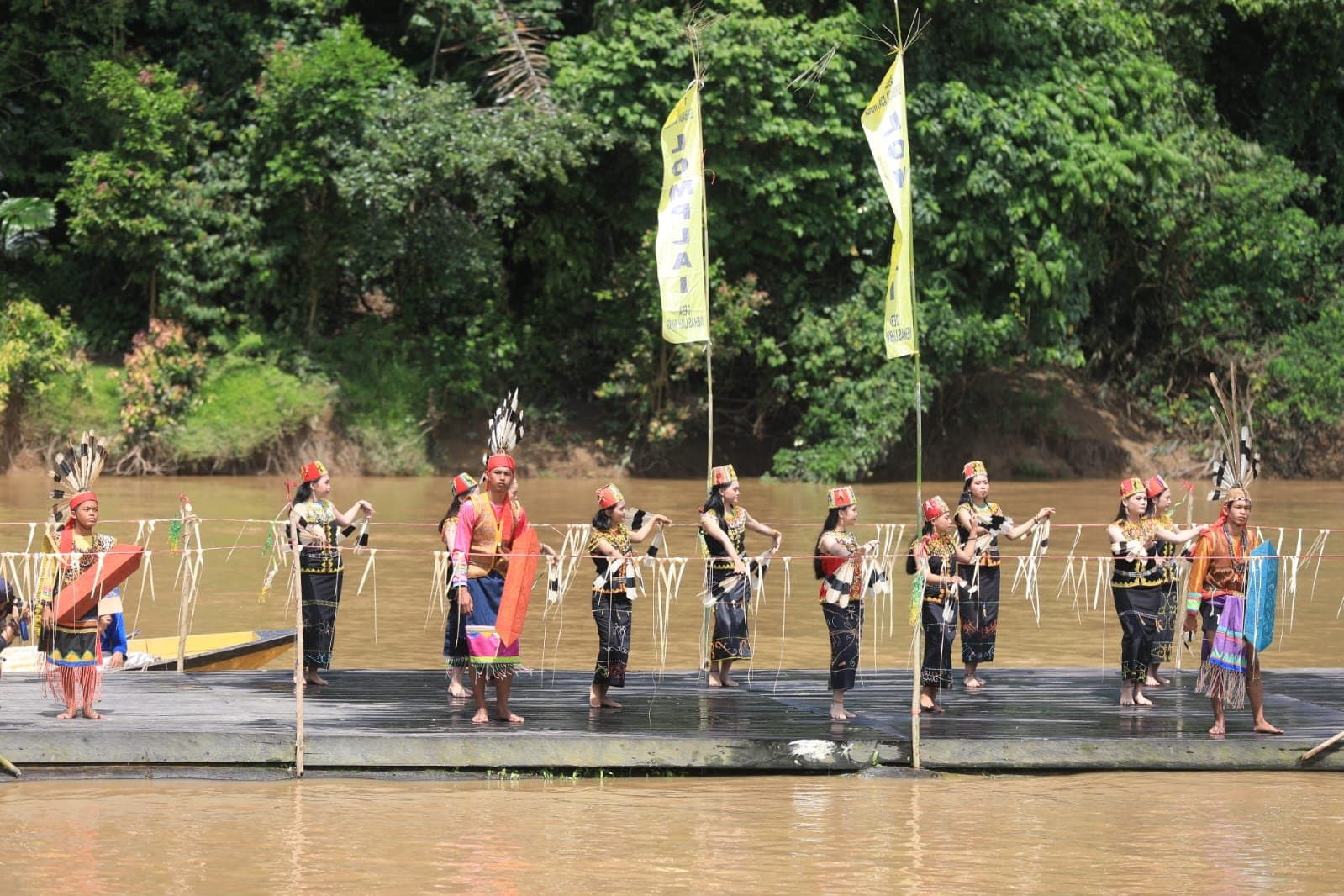 Lom Plai, Harmoni Syukur di Atas Riak Sungai Wahau