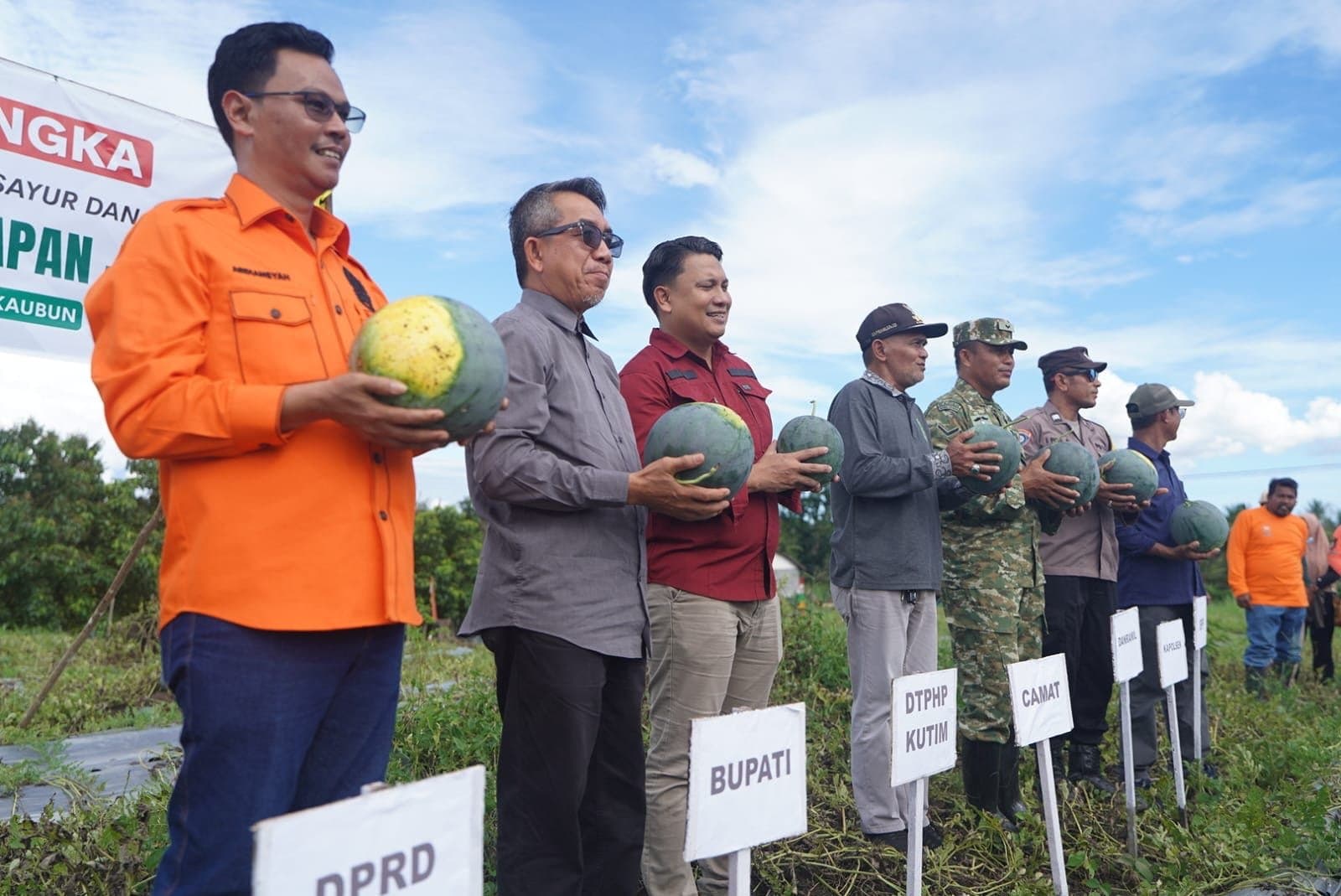 Panen Semangka di Kaubun, Bupati Ardiansyah Dorong Capaian Swasembada Pangan