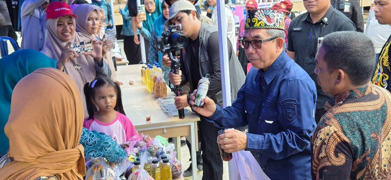 Bupati Borong Produk UMKM di Bazar Erau di Marukangan