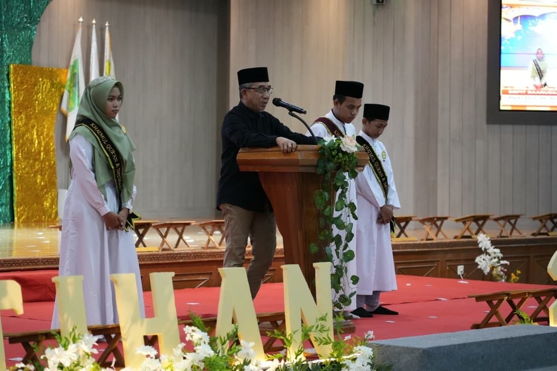 Ardiansyah Sulaiman Hadiahi Umrah Siswa SMPIT Daarussalaam Penghafal Al-Qur'an - Pesan Bupati, Bukan Hanya Hafalan tapi Panduan Hidup