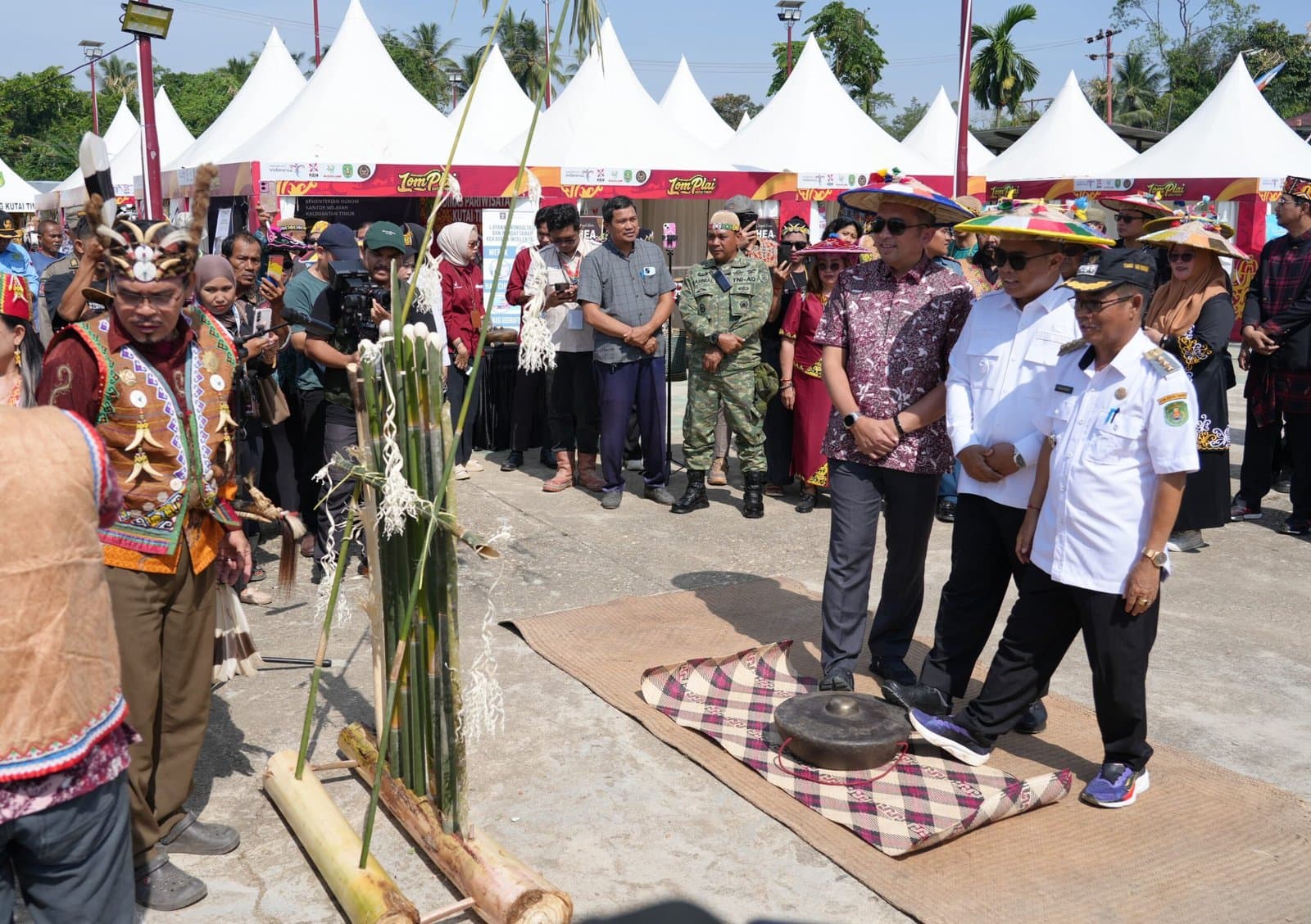Nelkeak Sambut Tamu Puncak Lom Plai di Muara Wahau