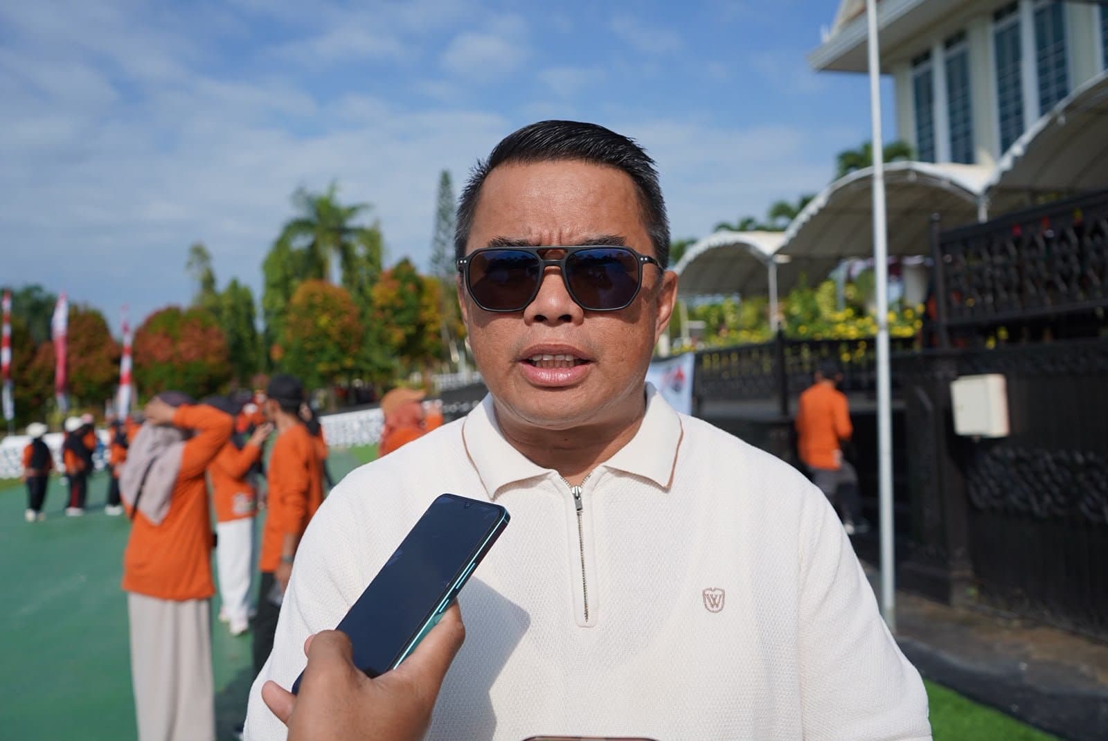Mahyunadi Tegaskan Sekolah Tak Boleh Wajibkan Siswa Beli Seragam di Koperasi
