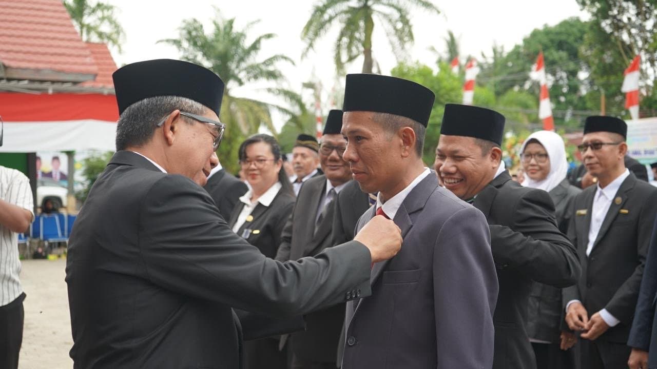 Tanda Pengabdian, Bupati Kutim Sematkan Satya Lencana di HAB ke-80