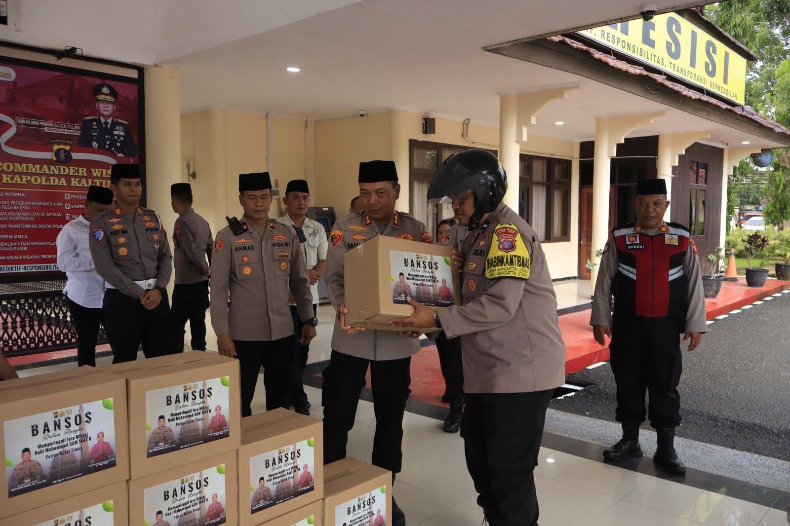 Teladani Spirit Isra Mikraj, Polres Kutim Tebar Paket Sembako