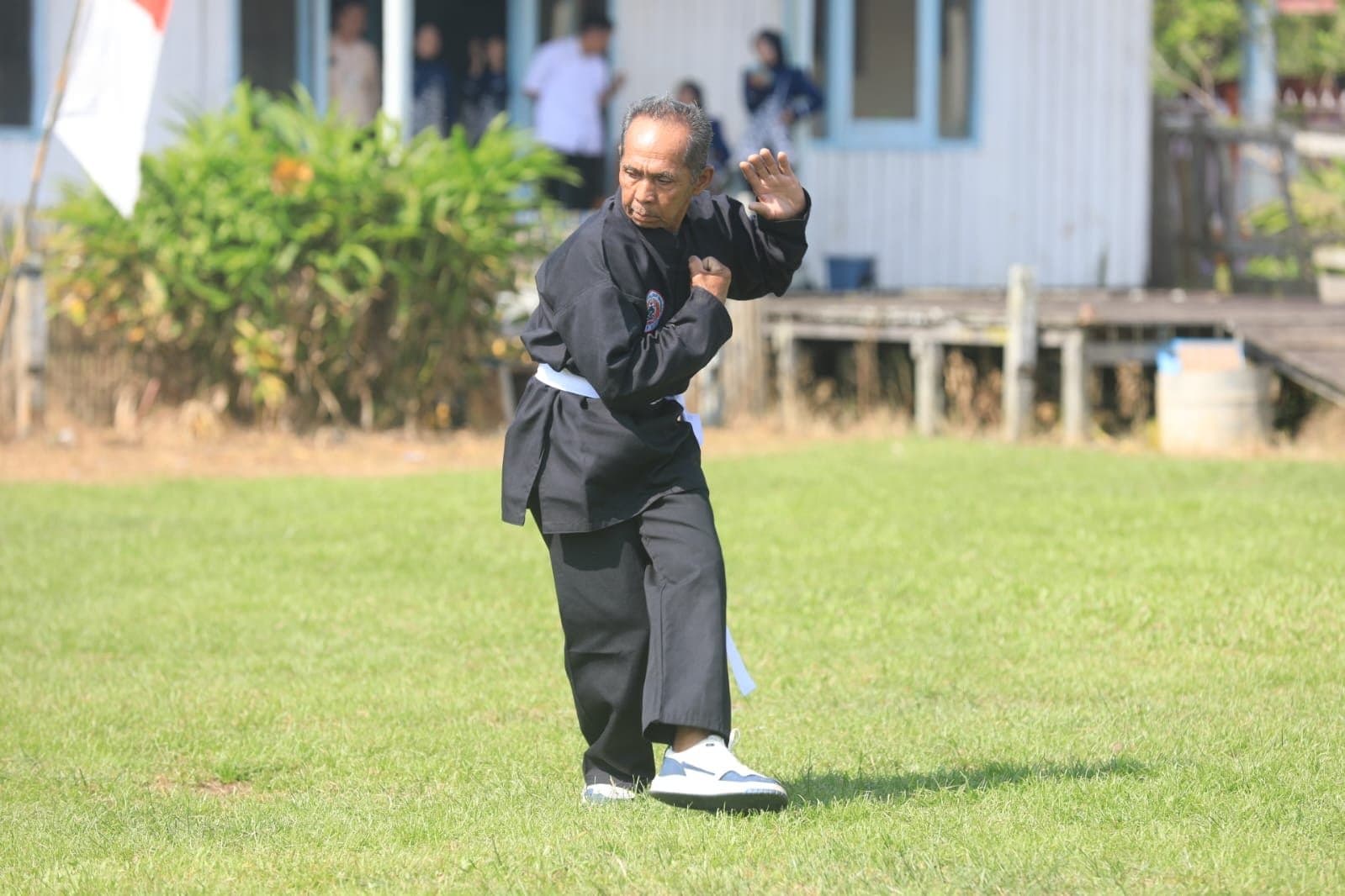 Maestro Kuntau Kakek Oto Kembali Beraksi demi Warisan Leluhur di HUT Senambah 
