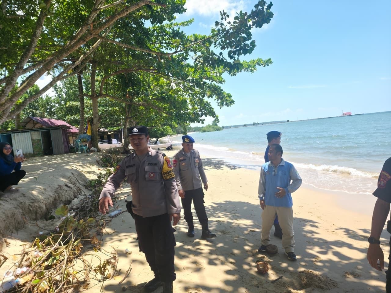 Teluk Lombok Saat Lebaran, Wisata Ramai, Aparat Siaga Pengamanan