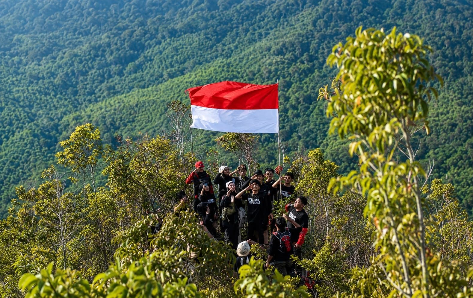 Momen HUT ke-81 RI, MTMA Kutim Kibarkan Merah Putih di Dua Lokasi