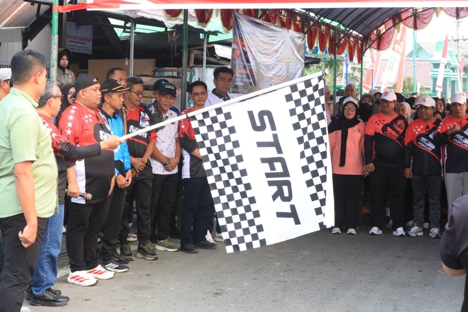 Jalan Sehat Sangkulirang Dilepas Bupati, Ribuan Warga Tumpah ke Jalan Desa