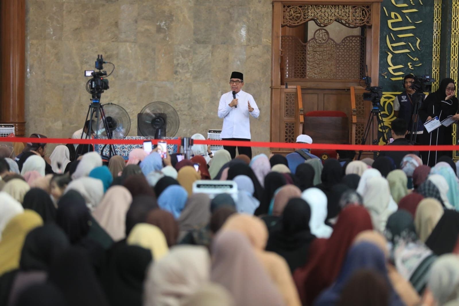 Bupati Kutim di Kajian Hanan Attaki, Ingatkan Jemaah Fokus pada Ilmu, Bukan Gawai