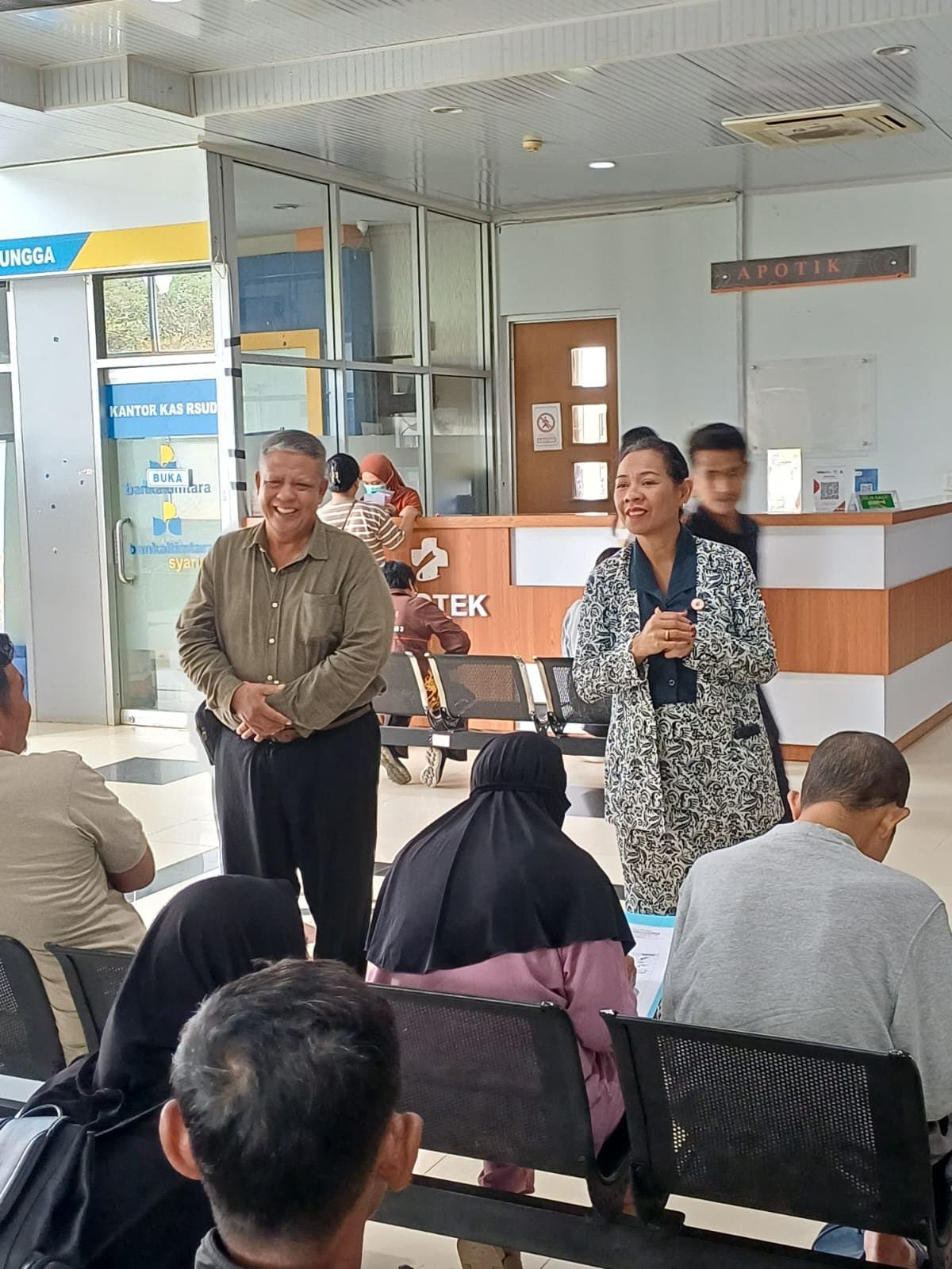 Menunggu Giliran, Pengunjung RSUD Kudungga Dapat Edukasi Stunting