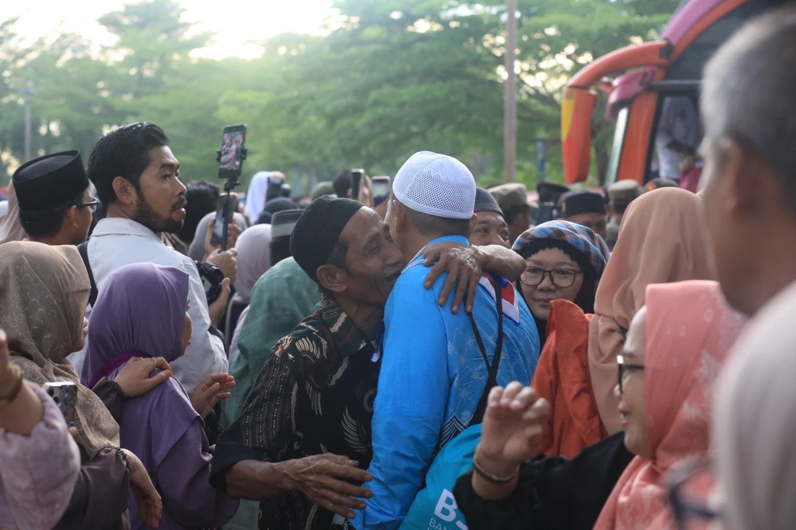 Pelukan Hangat Keluarga Sambut Jemaah Haji Kutim