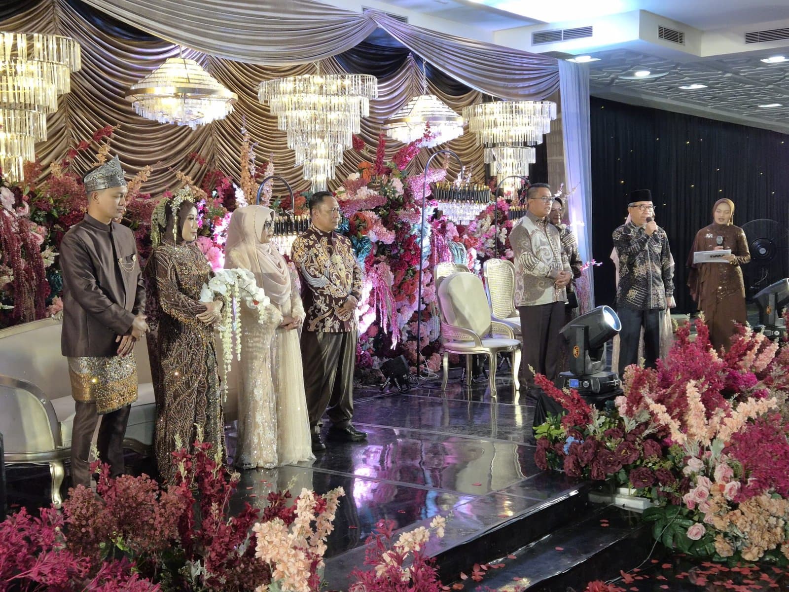Bupati dan Wabup Hadiri Pernikahan Putra Sesdakab Kutim. Doakan Mempelai Sakinah, Mawaddah, Warahmah
