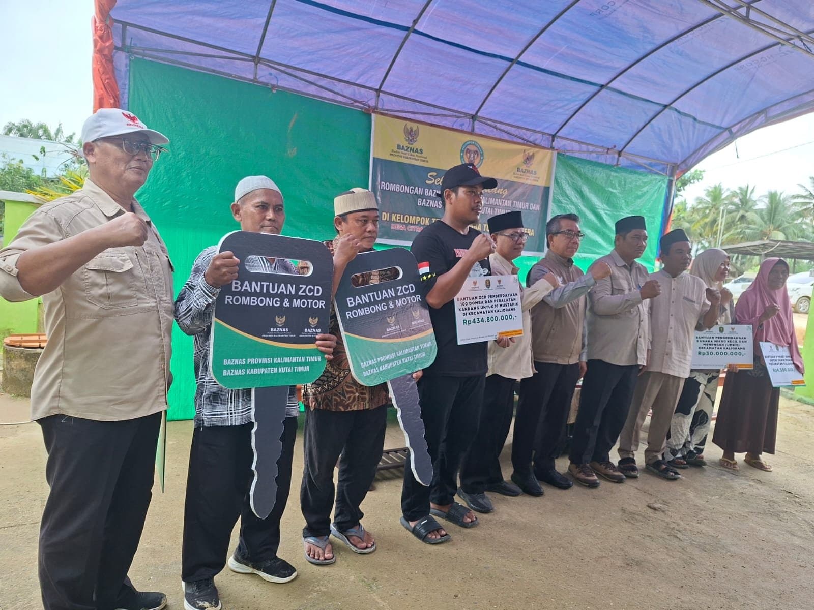 Kolaborasi Baznas Kutim dan Kaltim Salurkan Bantuan Domba dan UMKM di Kaliorang