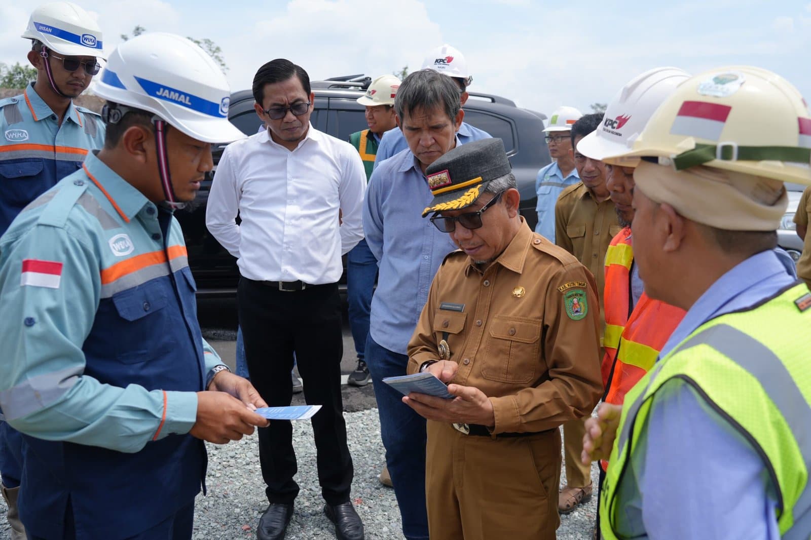 Bupati Kutim Tinjau Jalan Nasional Simpang Perdau, Minta Fasilitas Keselamatan Dilengkapi