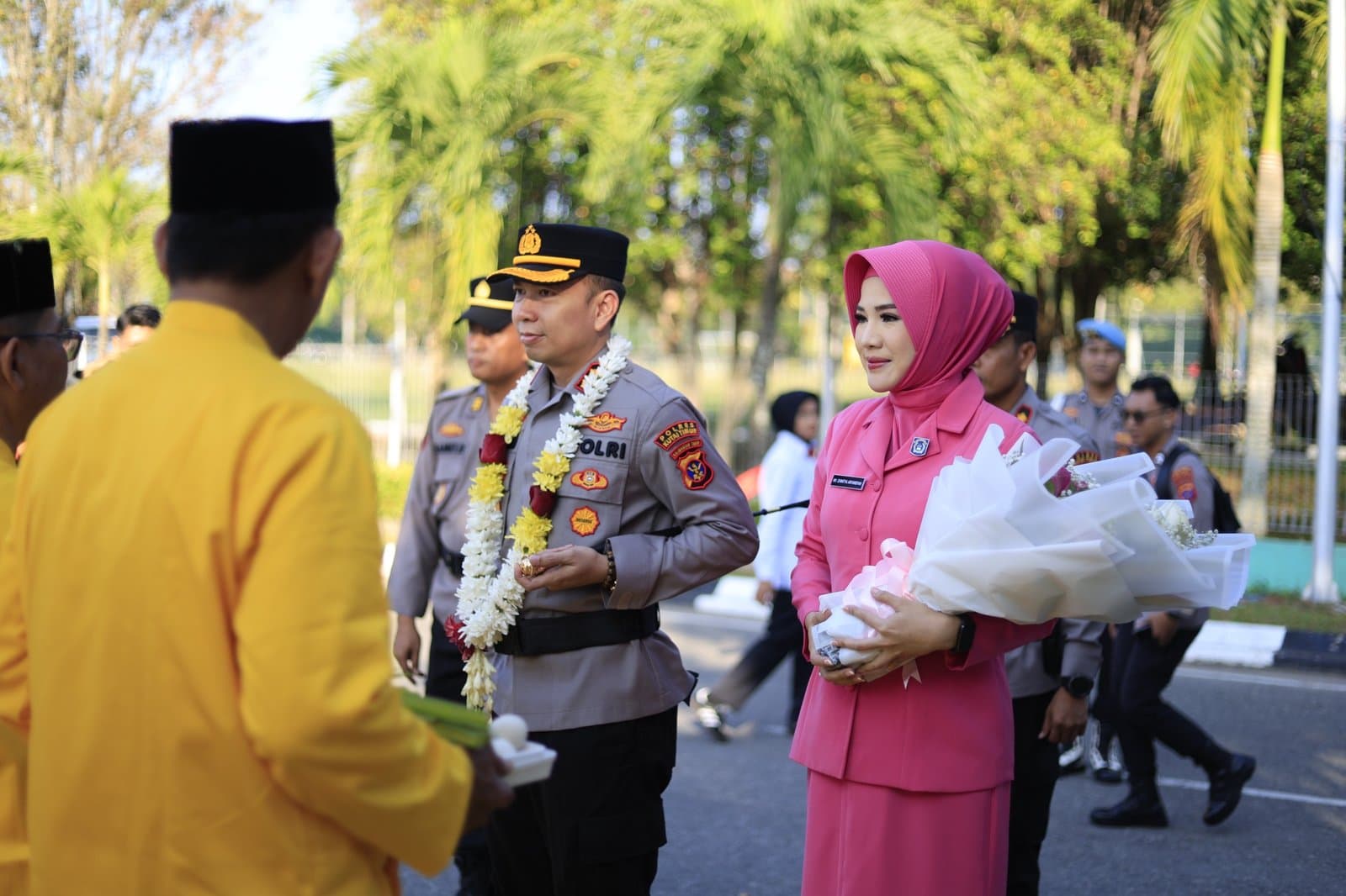 Kearifan Lokal, Kapolres Kutim Baru Disambut Prosesi Tepung Tawar 