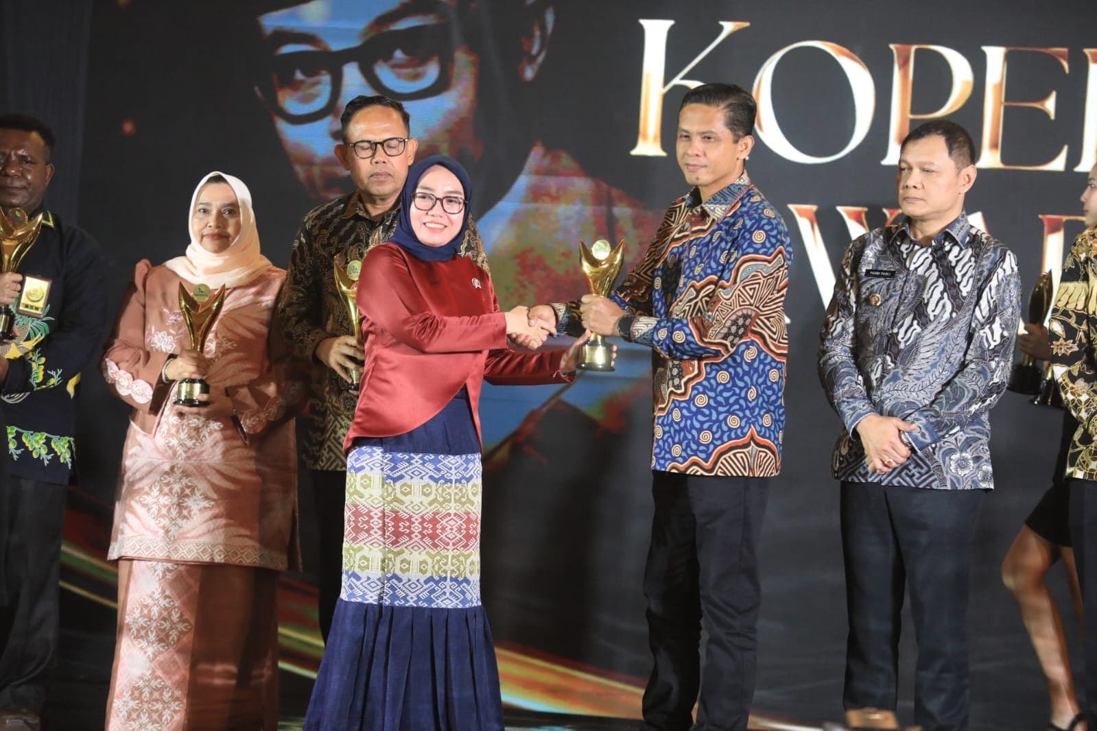 Transformasi 20.000 UMKM dan 21 ISPO, Bupati Kutim Raih Penghargaan Koperasi Awards 2026