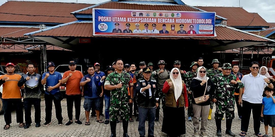 Pemkab Kutim Tak Menjauh, Antar Sembako ke Warga Terendam Banjir
