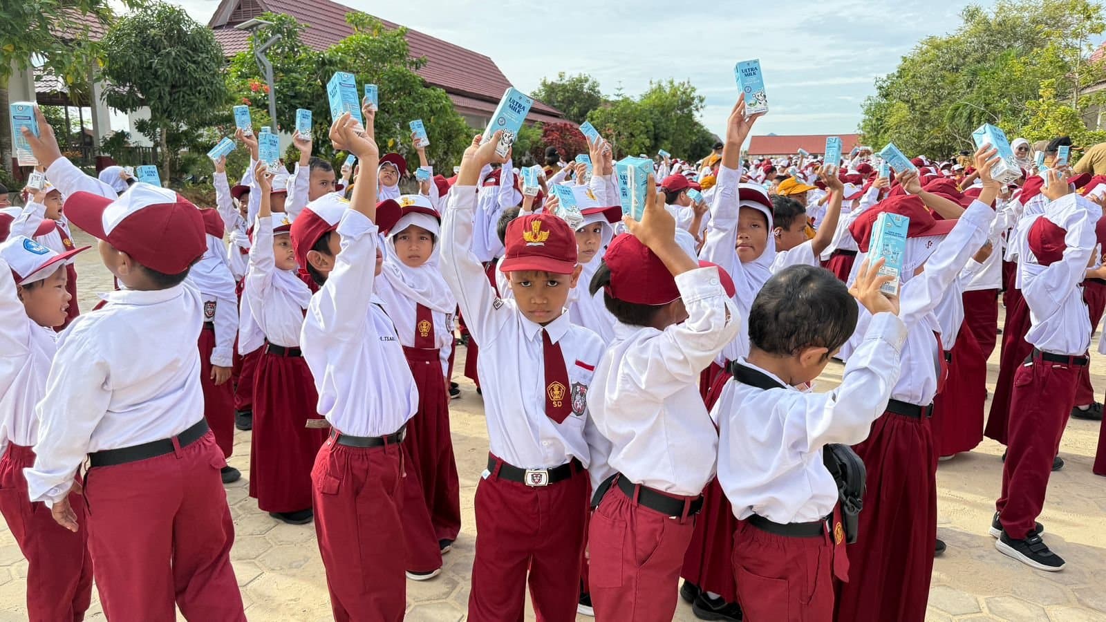Susu Gratis Awali Semester di SDN 006 Sangatta Utara - Teguhkan Pendidikan Sehat dan Berkarakter