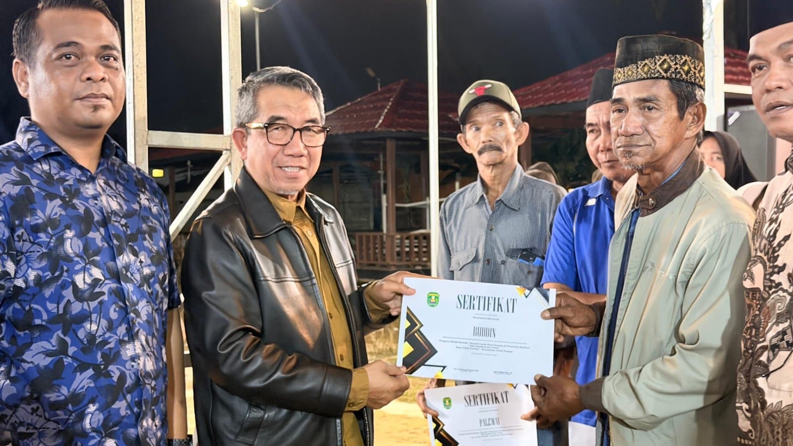 36 Warga Teluk Pandan Terima Sertifikat Bedah Rumah dari Pemkab Kutim
