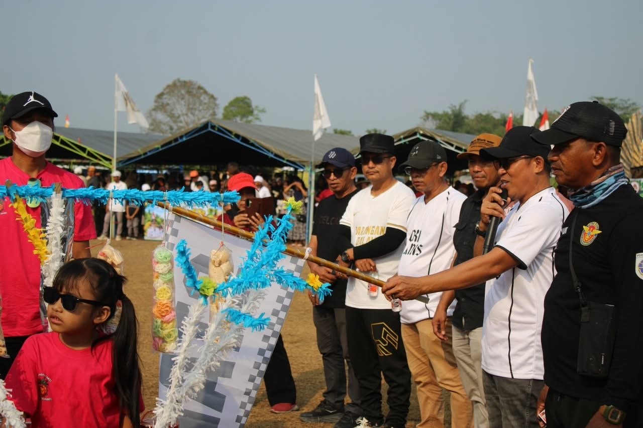 1.500 Warga Ramaikan Jalan Sehat Hari Jadi Desa Karangan Ilir