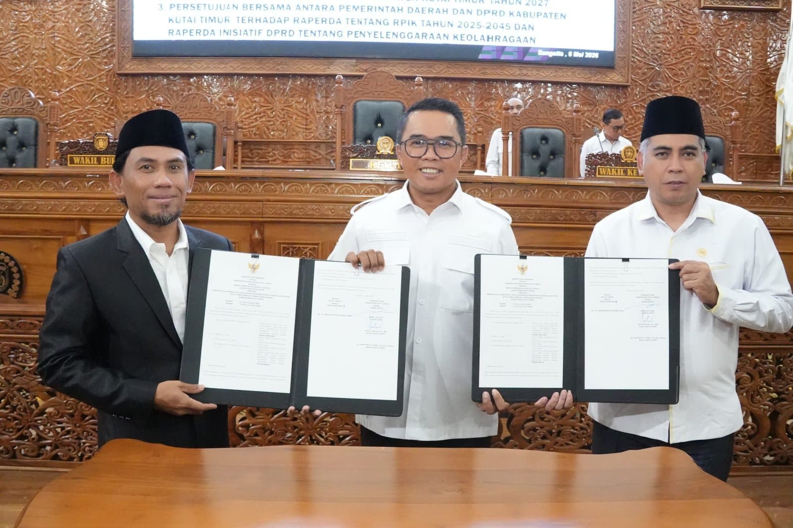 DPRD Kutim Sahkan Raperda Rencana Industri 2025-2045 dan Keolahragaan